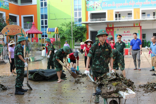 Quận Long Biên đồng loạt tổng vệ sinh môi trường sau bão