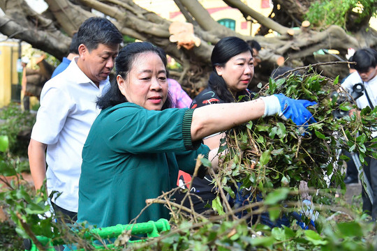 Lãnh đạo thành phố Hà Nội cùng người dân tổng vệ sinh môi trường khắc phục hậu quả bão số 3