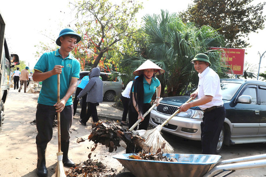 Nước lũ rút dần, người dân Thường Tín dọn dẹp, ổn định cuộc sống