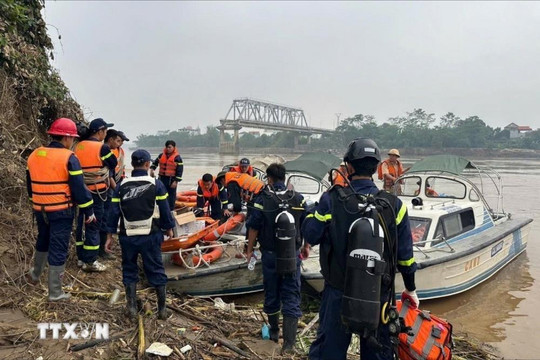 Cảnh thợ lặn tìm kiếm nạn nhân vụ sập cầu Phong Châu tại Phú Thọ