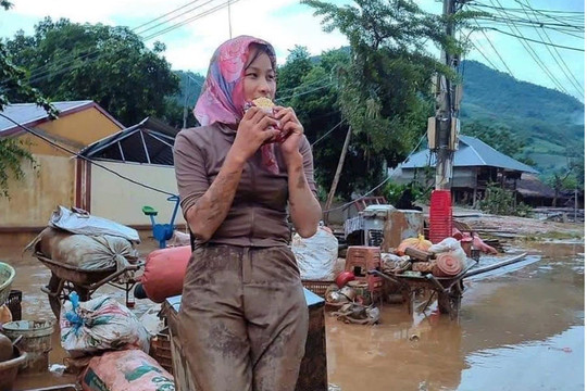 Cô giáo trẻ ở Yên Bái chia sẻ về việc nổi tiếng khi dọn dẹp sau lũ