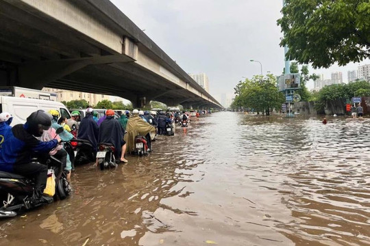 Hà Nội: Nhiều điểm bị ngập úng, các phương tiện di chuyển khó khăn