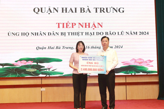 Quận Hai Bà Trưng trao đợt 1 số tiền gần 2,5 tỷ đồng ủng hộ đồng bào bị ảnh hưởng bão lũ