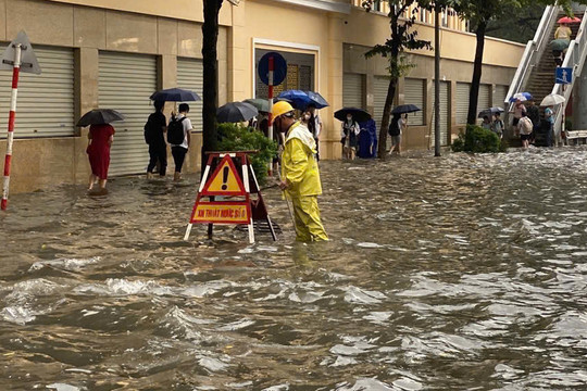 Mưa lớn sáng đầu tuần, nhiều phố Hà Nội ngập trong nước