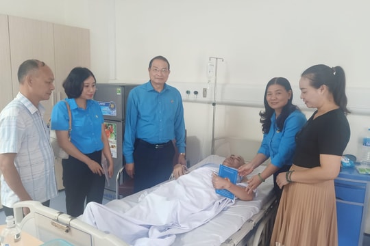 Công đoàn Thanh Trì thăm và hỗ trợ công nhân lao động bị ảnh hưởng bởi bão số 3