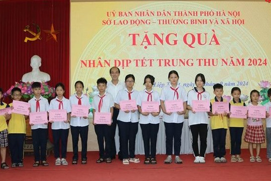 Trao quà Trung thu cho trẻ em vùng lũ huyện Quốc Oai