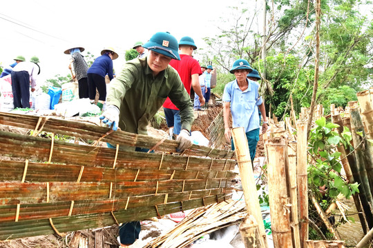 Chương Mỹ khắc phục sự cố sạt mái đê tả Bùi