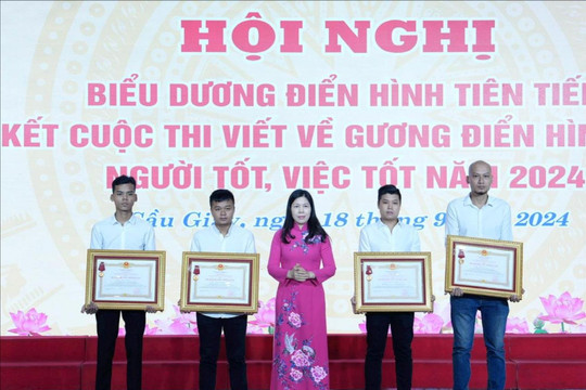 Quận Cầu Giấy biểu dương, khen thưởng những bông hoa "Người tốt - Việc tốt"