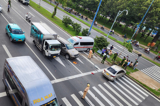 TP Hồ Chí Minh: Xe cấp cứu chở bệnh nhân va chạm liên hoàn với 3 ô tô