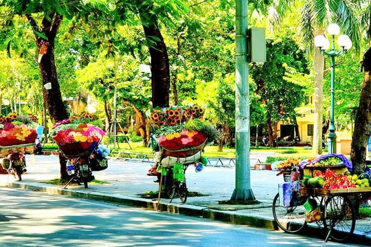 Hà Nội ngày nắng gián đoạn, chiều và đêm có lúc có mưa rào và dông