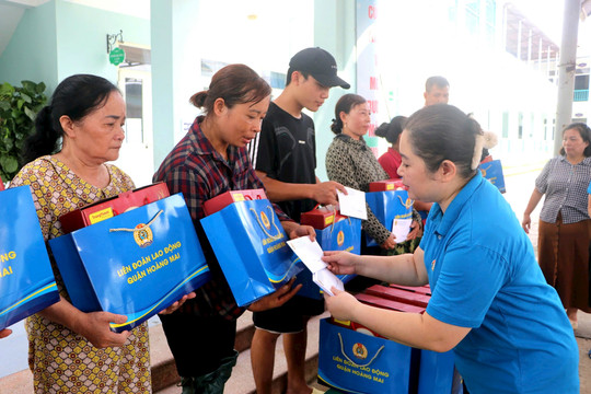 Liên đoàn Lao động quận Hoàng Mai thăm, tặng quà nhân dân bị ngập lụt ở xã Xuân Sơn