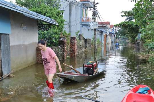 Hà Nội mưa lớn, vùng trũng thấp, ven sông ngoại thành ngập lụt 4-6 ngày tới