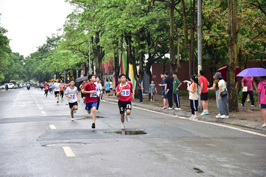 Gần 500 VĐV tham gia chung kết Giải chạy Báo Hànộimới 2024 quận Long Biên