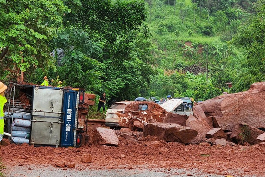 Sơn La: Sạt lở đá trên quốc lộ 6 làm hư hỏng 2 xe ô tô, 8 người bị thương