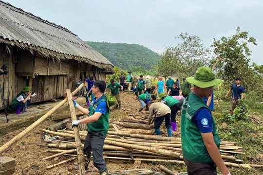 Thắm đượm nghĩa tình chiến sĩ tình nguyện miền Nam trên vùng bão lũ đất Bắc