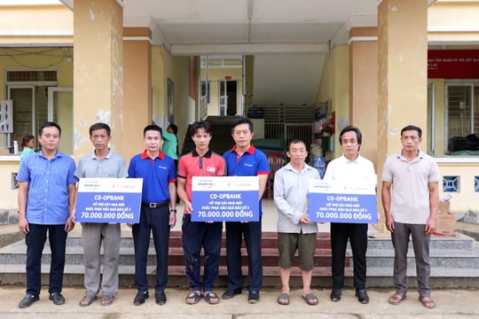 Chung sức xây dựng cuộc sống mới cho đồng bào sau bão lũ