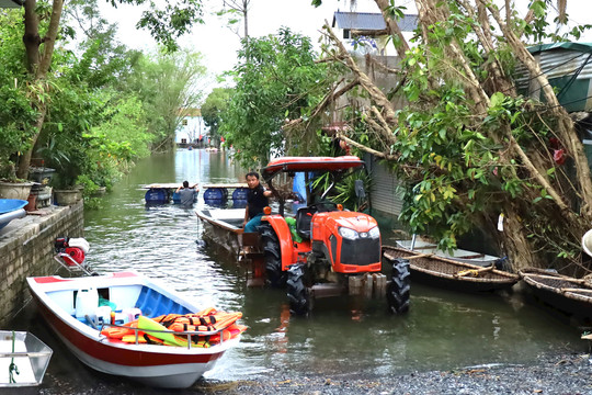 Hà Nội giảm mưa, lũ sông rút chậm