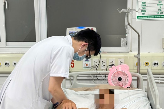 Mắc uốn ván từ vết thương do gạch rơi vào chân