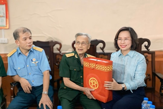Bí thư Quận ủy Thanh Xuân thăm, tặng quà các chiến sĩ tham gia giải phóng Thủ đô