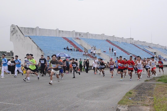 Gần 1.000 VĐV tranh tài tại chung kết Giải chạy Báo Hànộimới quận Bắc Từ Liêm