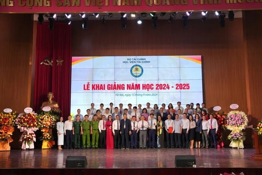 Vietcombank trao học bổng cho sinh viên Học viện Tài chính năm học 2024-2025