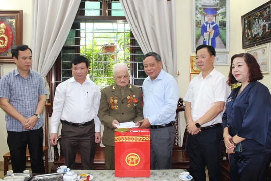 Phó Bí thư Thành ủy Nguyễn Văn Phong thăm, tặng quà người có công tiêu biểu huyện Hoài Đức