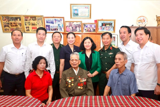 Bí thư Thành ủy Hà Nội Bùi Thị Minh Hoài thăm, tặng quà tri ân gia đình chính sách nhân dịp 10-10