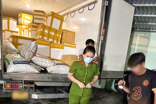 Kiên Giang: Bắt quả tang một xe tải chở 500kg tôm chứa tạp chất