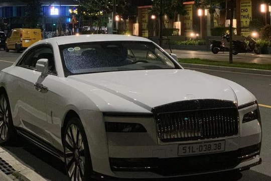 Rolls-Royce Spectre của đại gia Minh “Nhựa” xuất hiện trên đường phố Sài Gòn