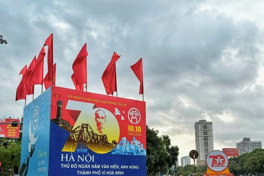 Đường phố quận Đống Đa rực rỡ cờ hoa chào mừng Ngày Giải phóng Thủ đô 10/10