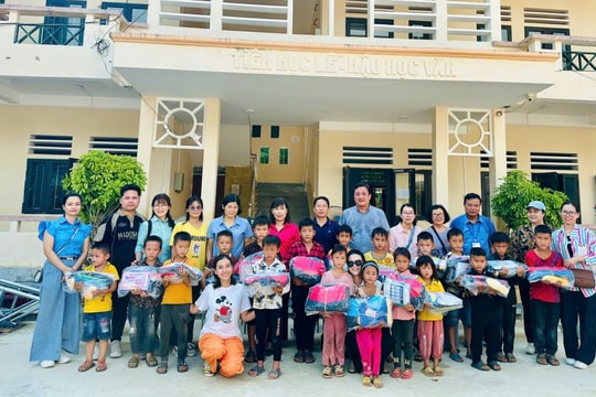 Trường Cao đẳng Nghệ thuật Hà Nội tặng quà tại Hà Giang: Sẻ chia với học trò khó khăn nơi địa đầu Tổ quốc