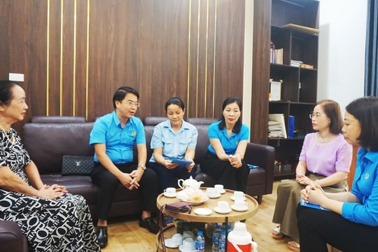 LĐLĐ quận Long Biên chi 373 triệu đồng thăm hỏi, hỗ trợ đoàn viên bị ảnh hưởng bởi bão số 3