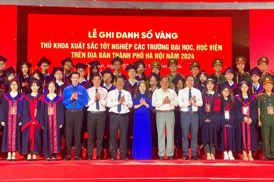 100 thủ khoa xuất sắc Thủ đô Hà Nội ghi danh Sổ Vàng