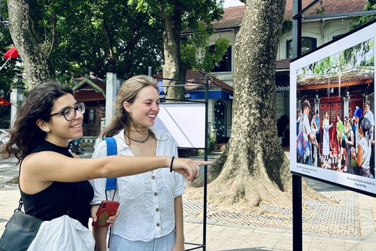 Người dân và du khách hào hứng với triển lãm "Hà Nội trong tôi"