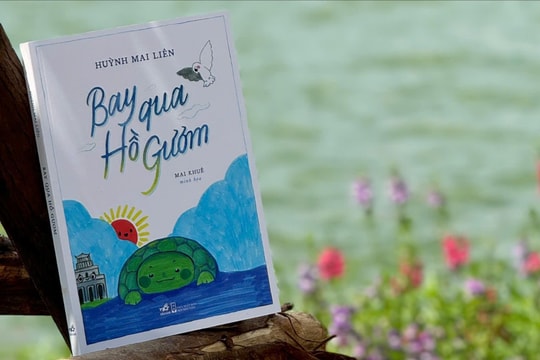 “Bay qua Hồ Gươm” – bức “ký họa” bằng thơ của Huỳnh Mai Liên