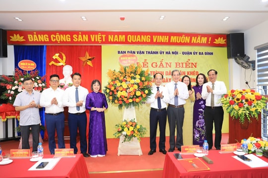 Quận Ba Đình gắn biển công trình “Dân vận khéo” kỷ niệm 70 năm Ngày Giải phóng Thủ đô