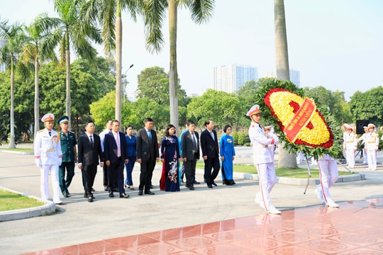 Đoàn đại biểu thành phố Hà Nội dâng hương tưởng niệm Anh hùng liệt sĩ, các vị tiền bối cách mạng tại Nghĩa trang Mai Dịch