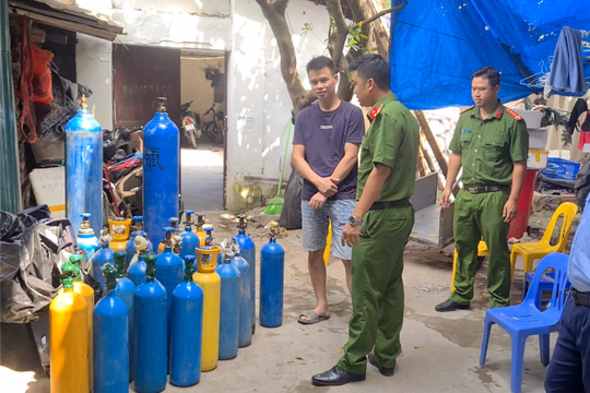 Triệt phá đường dây cung cấp "khí cười" giấu trong thùng đựng cá hồi