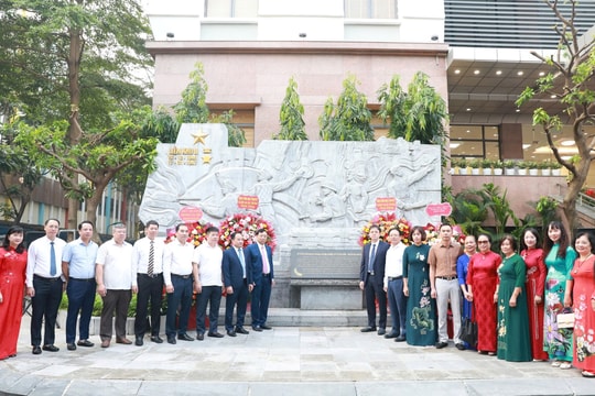 Quận Hai Bà Trưng dâng hoa tại địa điểm lưu niệm Chiến lũy Ô Cầu Dền
