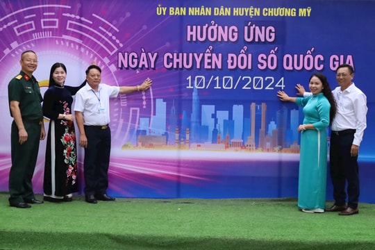 Chương Mỹ ra quân hướng dẫn người dân chuyển đổi số