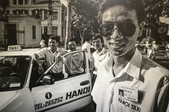 Độc đáo 86 bức ảnh đen trắng về Hà Nội giai đoạn 1992-2012