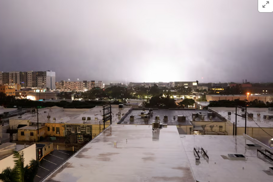 Mỹ: Siêu bão Milton cực kỳ nguy hiểm đổ bộ vào bờ biển phía Tây Florida