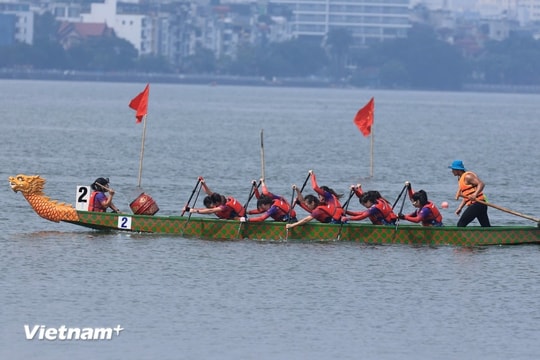 Mãn nhãn với màn tranh tài tại Giải Bơi chải thuyền rồng Hà Nội