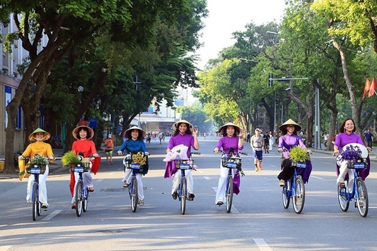 Hà Nội ngày nắng, sáng sớm có sương mù nhẹ