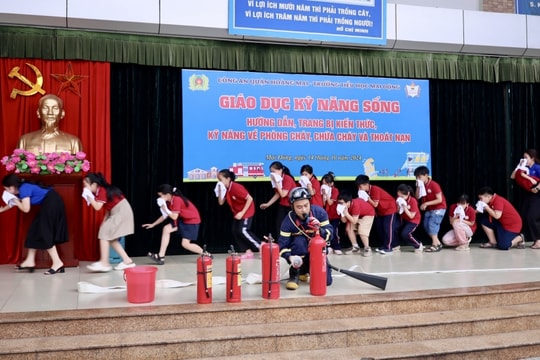 Cô và trò hào hứng trải nghiệm kỹ năng phòng, chữa cháy