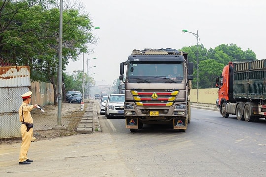 Hà Nội tăng cường kiểm tra, xử lý xe quá tải qua cầu Đuống