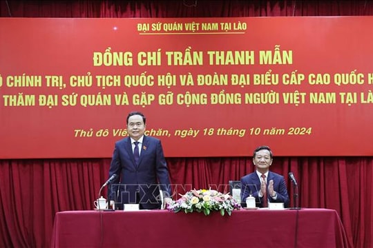 Chủ tịch Quốc hội Trần Thanh Mẫn gặp gỡ đại diện cộng đồng người Việt Nam tại Lào