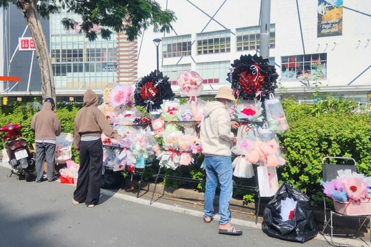 TP Hồ Chí Minh: Hoa hồng sáp, gấu bông... ế ẩm trong ngày 20-10