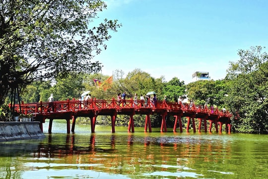 Hà Nội có lúc có mưa rào, gió đông bắc mạnh dần