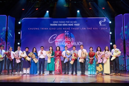 Hà Nội nhẹ nhàng, sâu lắng trong đêm nhạc “Cảm xúc tháng Mười”